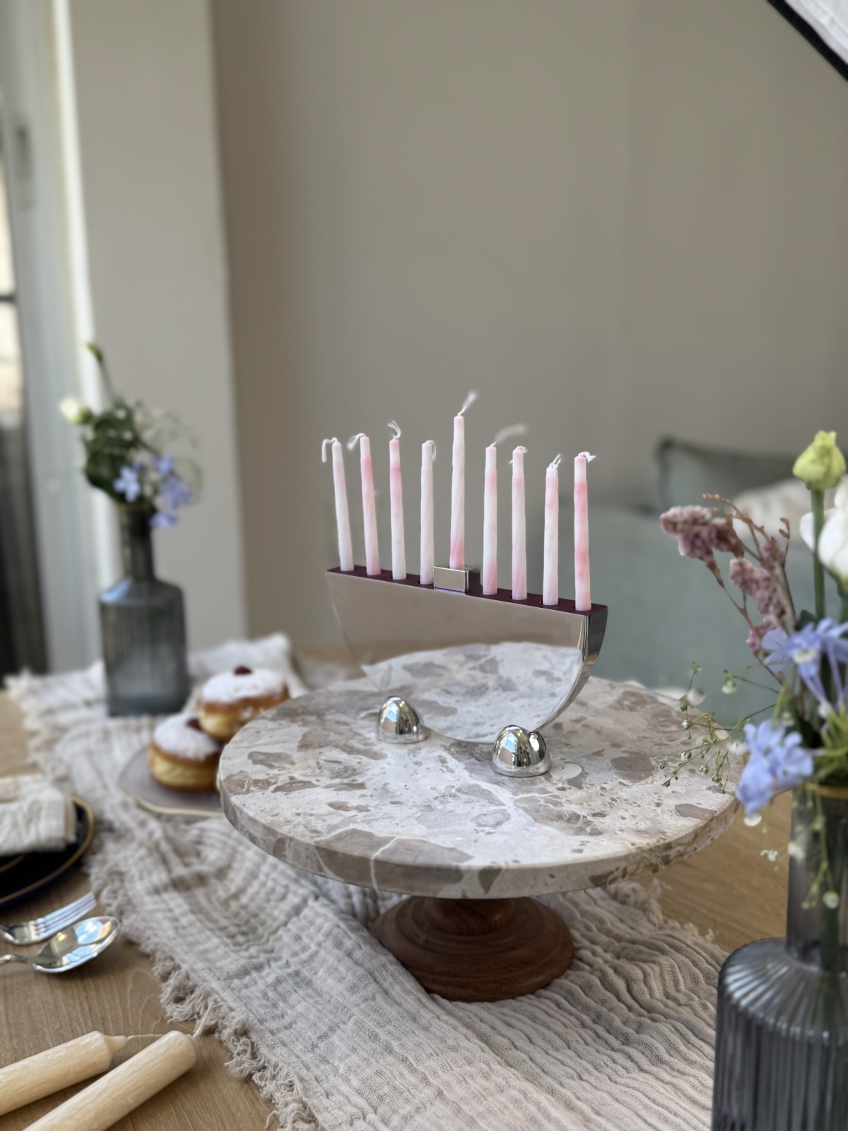 חנוכיית אלומיניום מודרנית שהופכת לנר , גי לחתונה יהודית